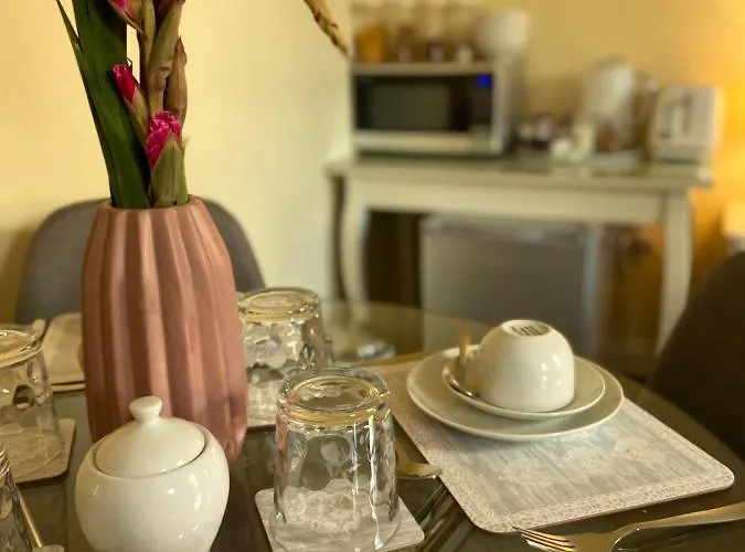 The Ashville Mews Готель Бристоль