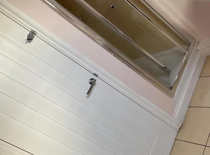 The Ashville Mews Готель Бристоль